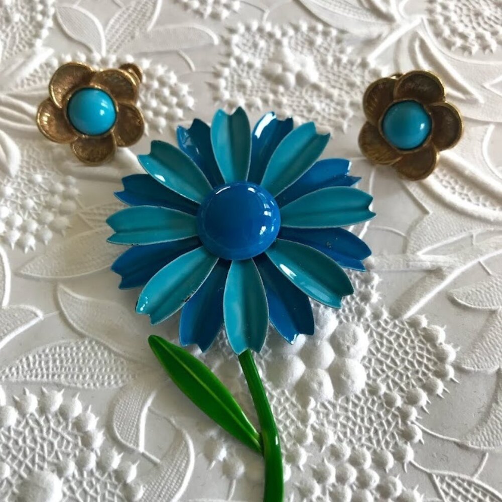 Bright and Beautiful Vintage Blue and Aqua Enamel Daisy Brooch!+Pair of Earrings